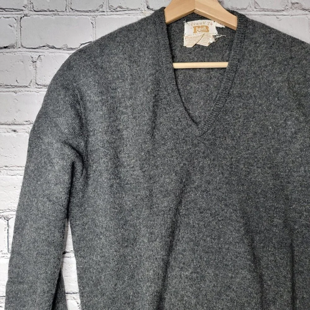 Vintage‎ Trent 74 Robert Bruce 100% 2-Ply Wool Gray Vneck Sweater Size M